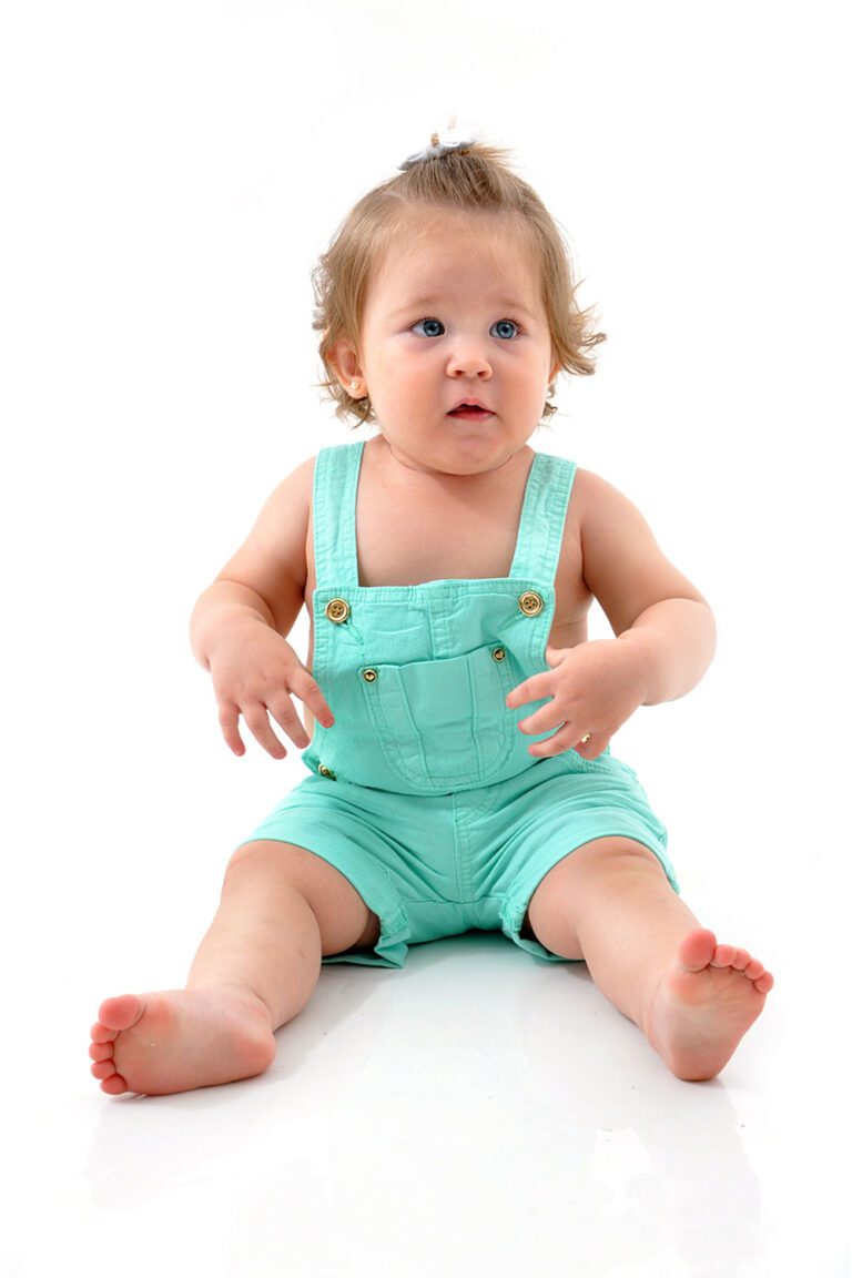 fotografia de produto criança de macacão em estúdio fundo branco