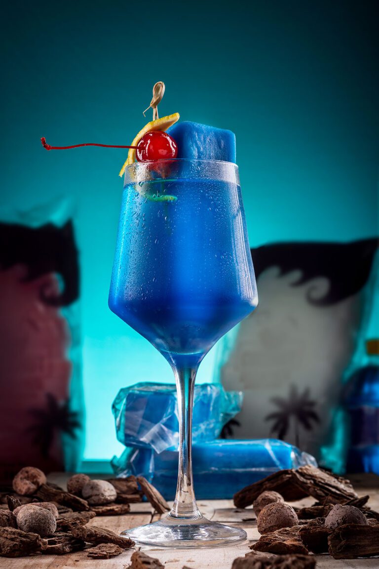 fotografia de produtos drink azul com cereja