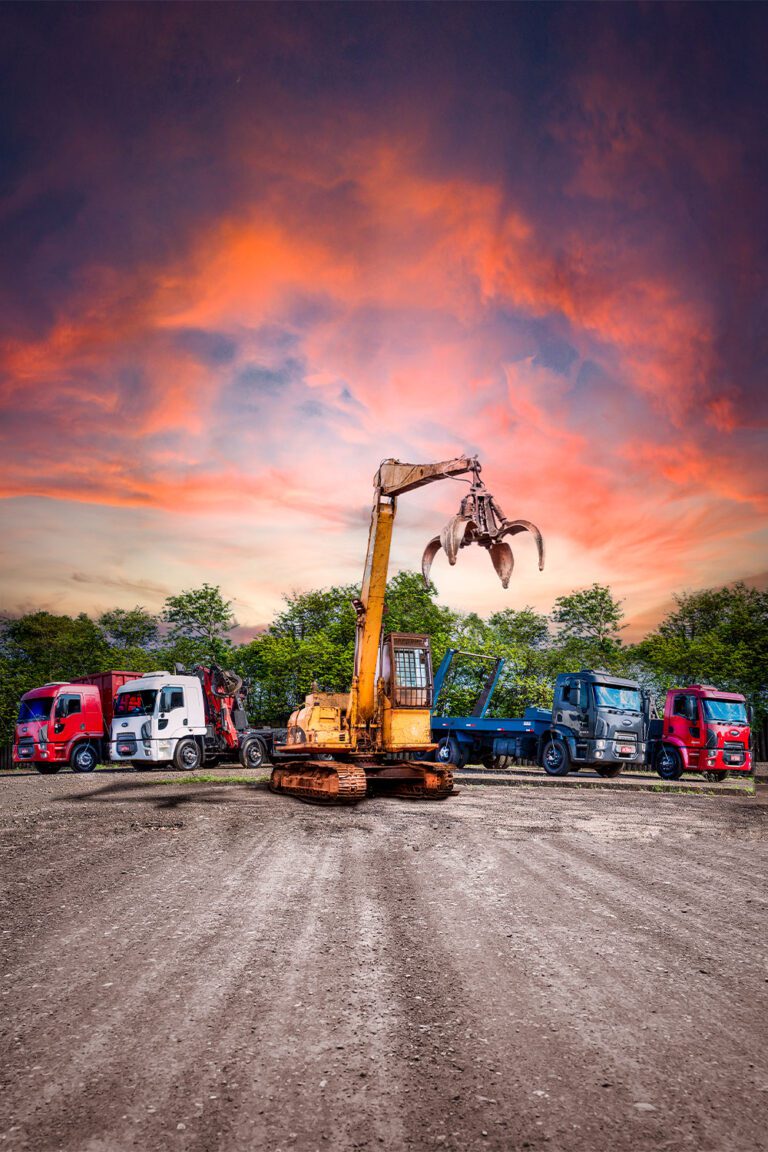 fotografia de produtos caminhões e trator pesado com céu de fim de tarde