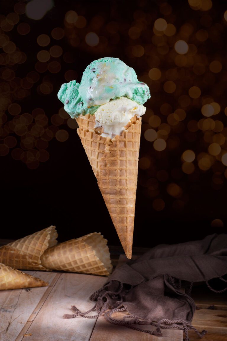 fotografia de produtos sorvete de casquinha flutuando